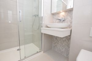 Master Bedroom En Suite- click for photo gallery